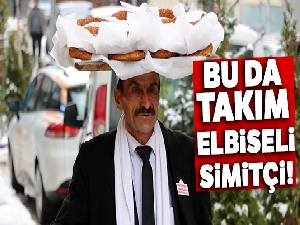 Takım elbiseli simitçi dikkat çekiyor