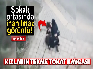 Kızlar sokak ortasında tekme tokat kavga etti