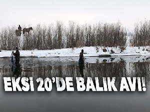 Kars'ta eksi 20'de balık avlıyorlar