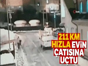Otomobil 211 km hızla evin çatısına uçtu