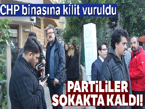 CHP binasına kilit vuruldu, partililer sokakta kaldı