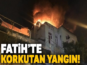 Fatih'te 3 katlı binanın çatısı alev alev yandı