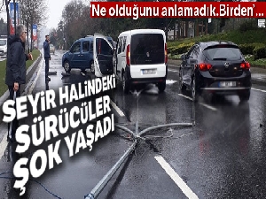 Sarıyer'de aydınlatma direği seyir halindeki otomobillerin üstüne devrildi