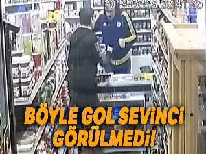 Markette derbi izleyen baba ve oğlunun gol sevinci güvenlik kamerasına yansıdı