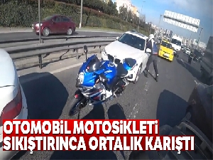 Otomobil motosikleti sıkıştırınca ortalık karıştı
