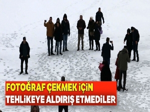 Tehlikeye aldırış etmediler, buz tutan gölün üzerine çıktılar