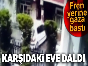 Fren yerine gaza basan kadın sürücü yolun karşısındaki eve daldı