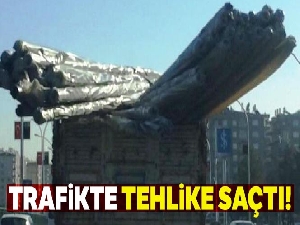 Boru yüklü kamyon trafikte tehlike saçtı