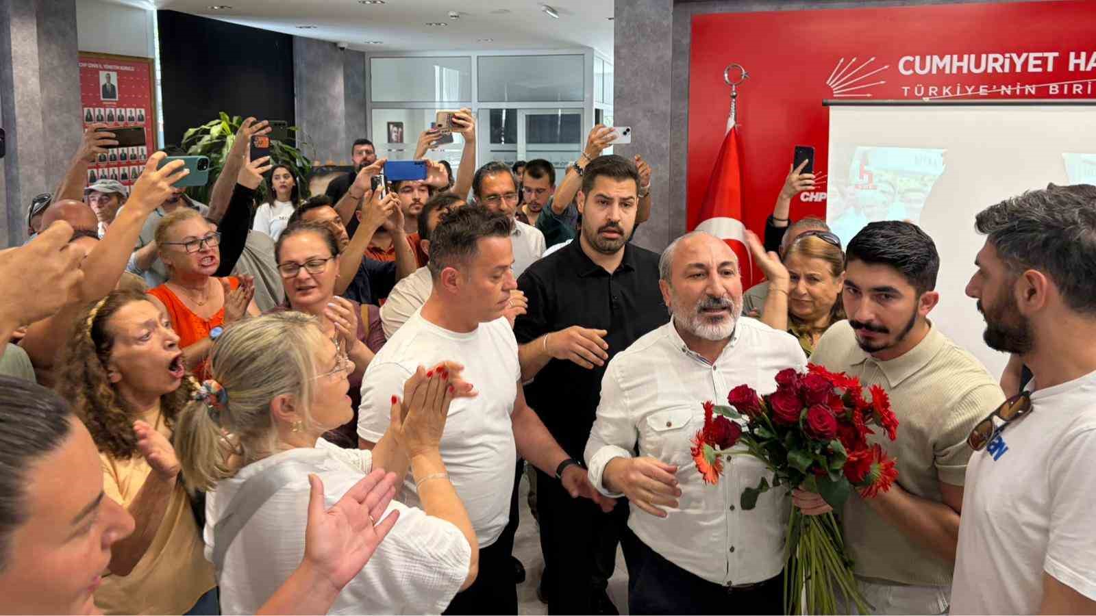 chp-izmir-il-baskanligi-nda-karanfil-gerginligi