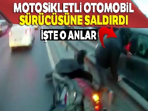 Motosikletli otomobil sürücüsüne saldırdı, o anlar kamerada