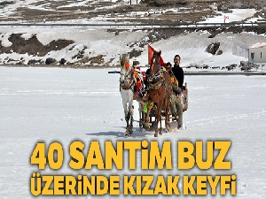 Kars'ta 40 santim buz tutan göl üzerinde atlı kızak keyfi