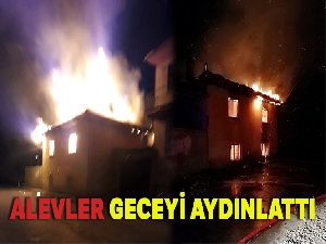 Gecenin karanlığını aydınlatan alevler 2 katlı evi küle çevirdi