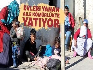 Evleri yanan aile kömürlükte yatıyor