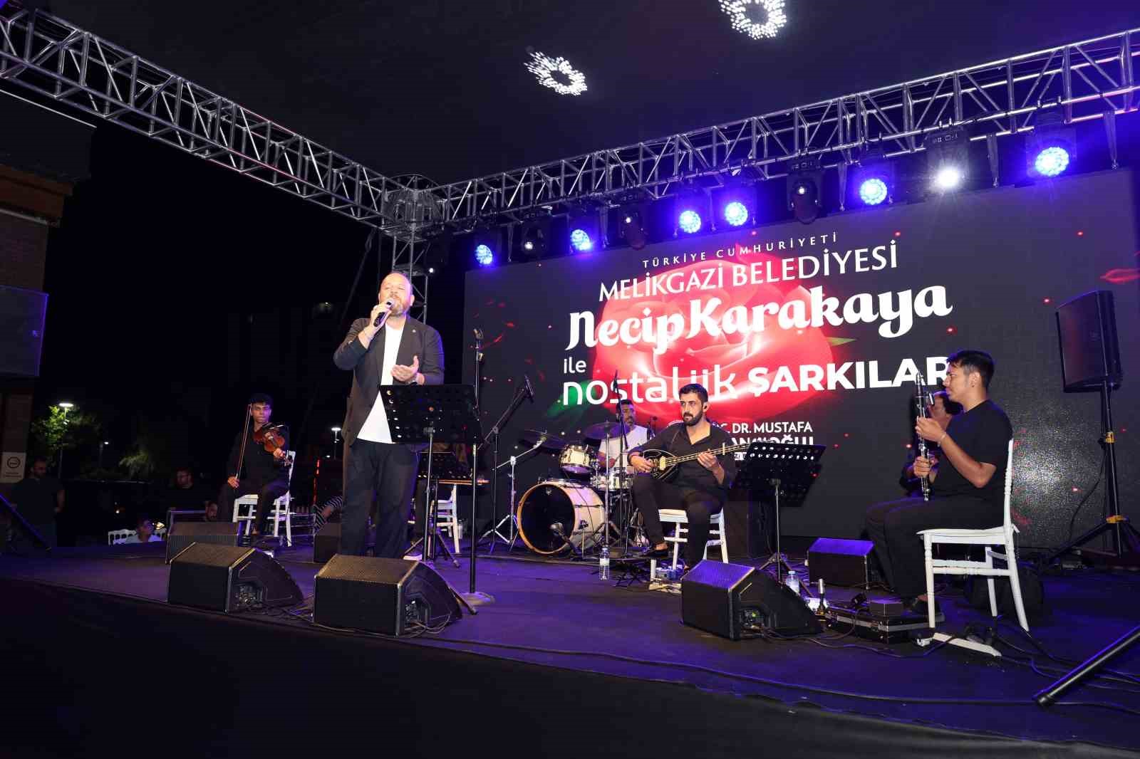 carsi-melikgazi-de-nostaljik-sarkilar-gonulleri-fethetti