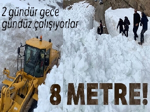 Kar kalınlığının 8 metreyi bulduğu yolda karla mücadele çalışması