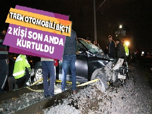 Tren otomobili biçti, 2 kişi son anda kurtuldu