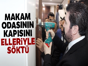 Ağrı Belediye Başkanı Sayan, makam odasının kapısını elleriyle söktü