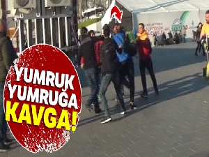 Taksim Meydanı'nda yumruk yumruğa kavga kamerada