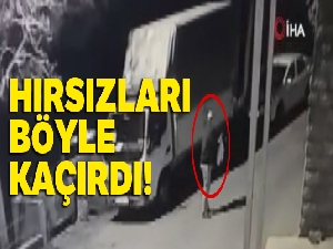 Mahalle sakininin hırsızları bağırarak engellemesi kamerada