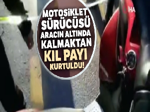 Motosiklet sürücüsünün aracın altında kalmaktan kıl payı kurtulduğu anlar kamerada
