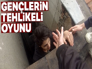 Binanın çatısına tırmanan gençlerin tehlikeli oyunu kamerada