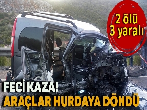 Hafif ticari araçla otomobil çarpıştı: 2 ölü, 3 yaralı