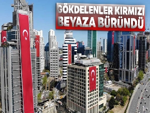 Maslak'ta gökdelenler kırmızı beyaza büründü
