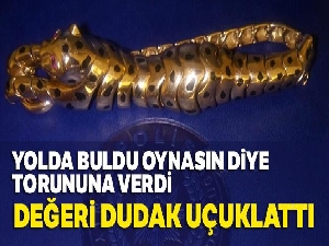 Bulduğu 15 bin TL'lik künyeyi oyuncak sanıp torununa verdi