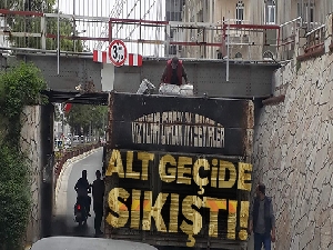 Alt geçide sıkışan kamyon uzun uğraşlar sonucu kurtarıldı