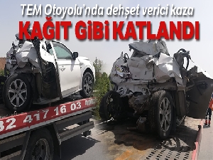 TEM'de tırın arkadan vurduğu otomobilin yarısı yok oldu: 2 ağır yaralı