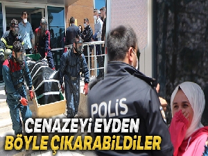 Bolu'da, evinde ölü bulunan yaşlı kadın, özel kıyafetlerle cenaze aracına taşındı
