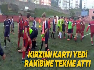 Kırmızı kartı yedi, rakibine uçan tekme attı