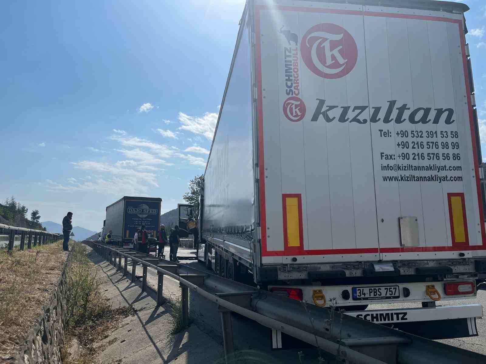 bilecik-te-iki-tir-carpisti-1-yarali