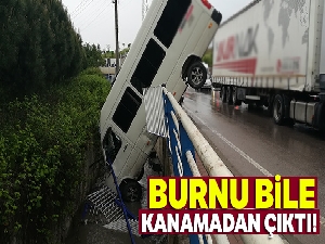 Su kanalına düşen minibüsten burnu bile kanamadan çıktı