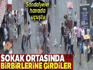 Sokak ortasında sandalyeler havada uçuştu