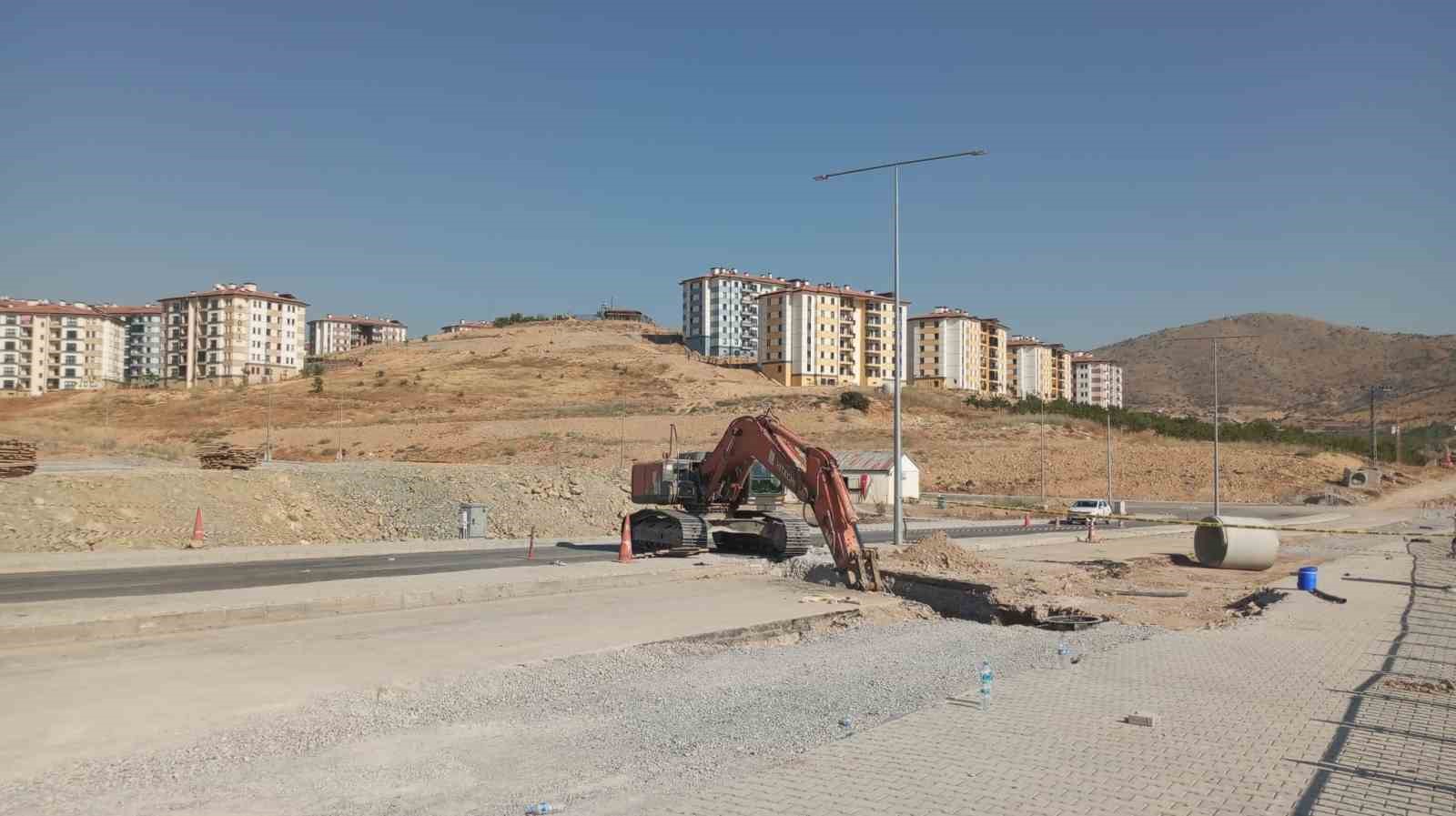 malatya-da-yol-calismalari-sirasinda-gocuk-2-isci-toprak-altinda-kaldi