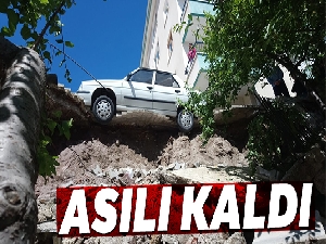 Başkent'te istinat duvarı çöktü, otomobil asılı kaldı