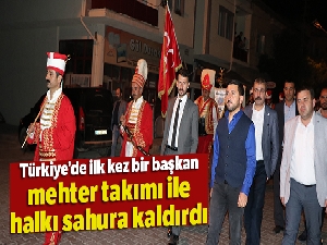 Türkiye'de ilk kez bir başkan mehter takımı ile halkı sahura kaldırdı