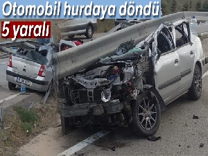 Bariyer altına giren otomobilin hurdaya döndü: 5 yaralı