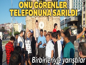 Taksim Meydanı'nda 2,05 metrelik Ukraynalı basketbolcu kadın ilgi odağı oldu