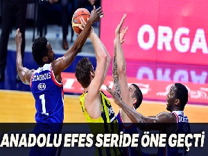 Anadolu Efes, deplasmanda aldığı galibiyetle seride öne geçti