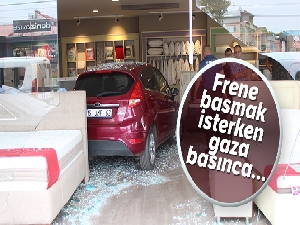 Direksiyon hakimiyetini kaybeden sürücü dükkana daldı