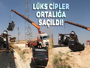 Lüks araçları taşıyan tır devrildi