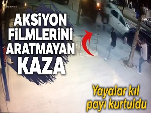 Kaldırıma uçan aracın yayaları teğet geçtiği anlar kamerada