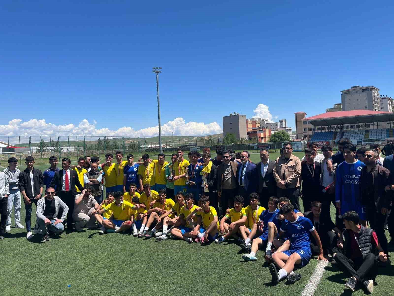 kurtalan-da-liseler-arasi-futbol-turnuvasinin-sampiyonu-kayabaglar-cpl-oldu