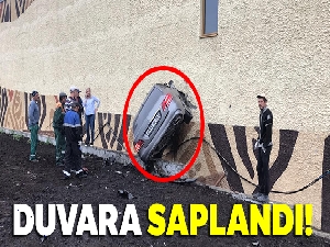 Rusya'da kontrolden çıkan otomobil duvara saplandı