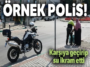 Örnek polis yaşlı kadını hem karşıdan karşıya geçirdi, hem su ikram etti