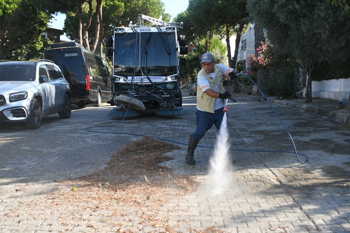 kusadasi-belediyesi-nden-yaz-sezonunda-yogun-temizlik-mesaisi