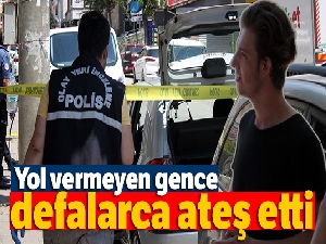 Trafikte kendisine yol vermeyen gence defalarca ateş etti