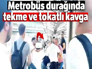 Metrobüs durağında tekme ve tokatlı kavga kamerada